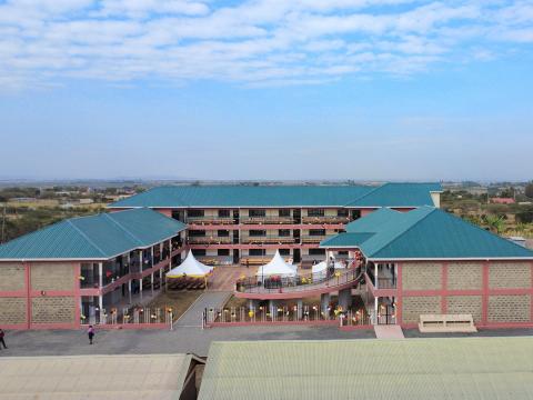 Hurra, der Schulneubau St. James Secondary School ist abgeschlossen und feierlich eingeweiht!